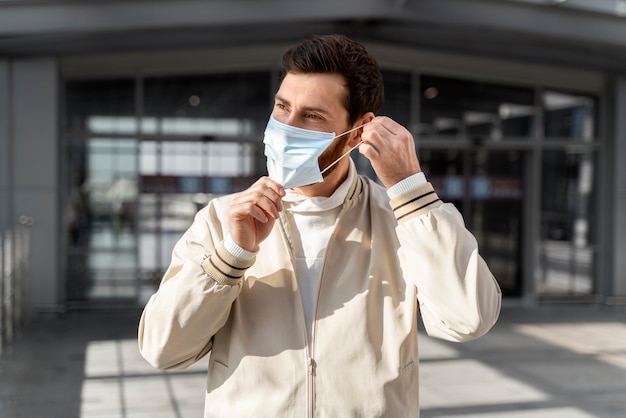 Foto gratuita hombre de tiro medio con mascarilla