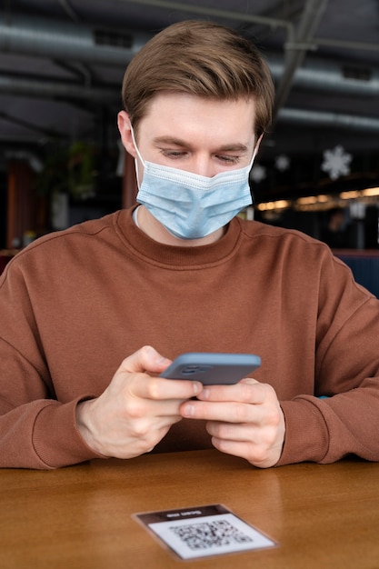 Hombre de tiro medio con mascarilla