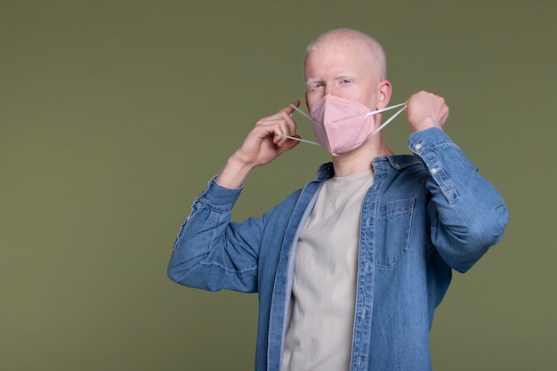 Hombre de tiro medio con mascarilla