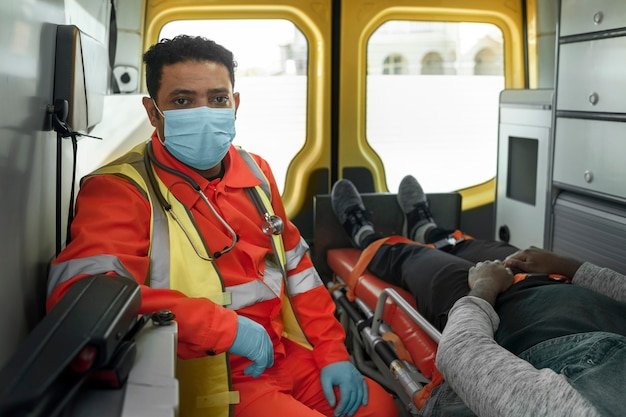 Hombre de tiro medio con mascarilla