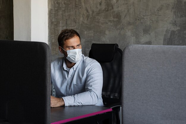 Hombre de tiro medio con mascarilla