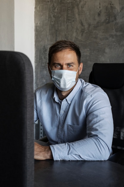 Foto gratuita hombre de tiro medio con mascarilla