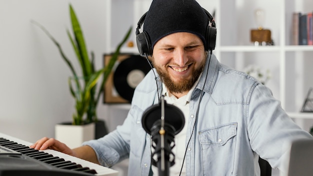 Foto gratuita hombre de tiro medio con micrófono