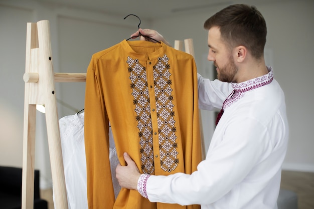 Hombre de tiro medio mirando la camisa ucraniana