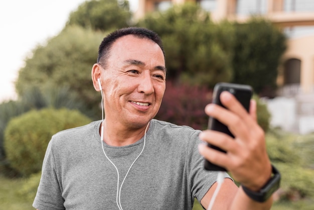 Hombre de tiro medio mirando smartphone