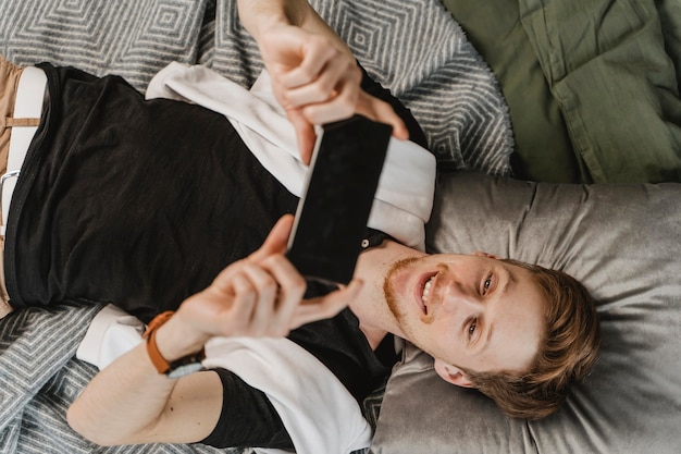 Hombre de tiro medio mirando smartphone