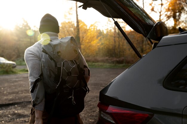 Hombre de tiro medio con mochila