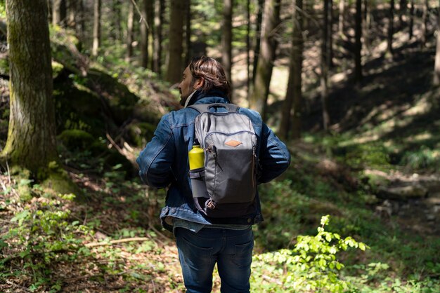 Hombre de tiro medio con mochila