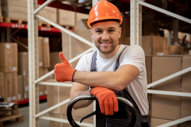 Foto gratuita hombre de tiro medio mostrando aprobación