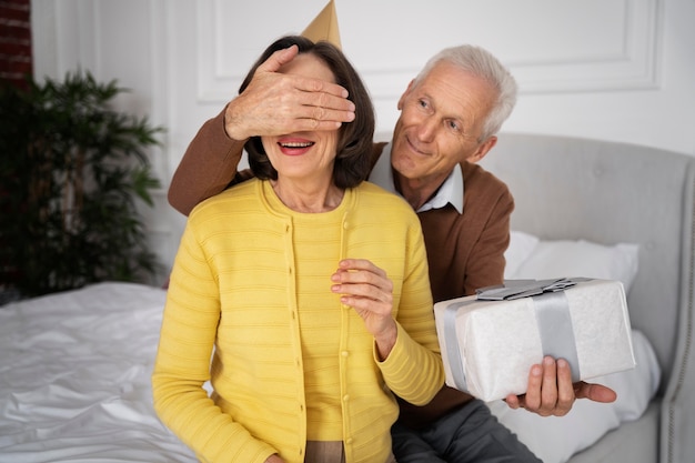 Hombre de tiro medio mujer sorprendente