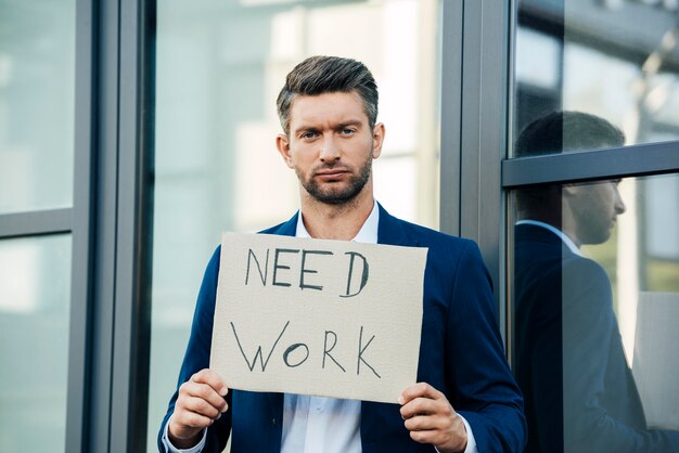 Hombre de tiro medio necesita trabajo