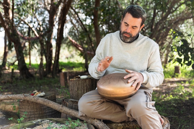 Hombre de tiro medio con objeto artesanal