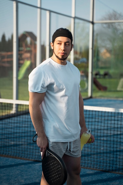 Hombre de tiro medio con paleta de tenis