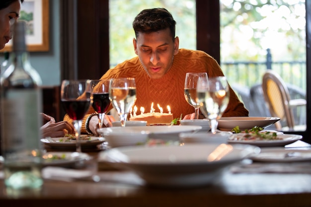 Foto gratuita hombre de tiro medio con pastel