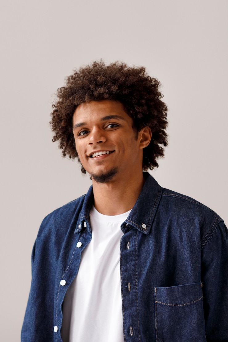 Foto gratuito hombre de tiro medio con peinado afro