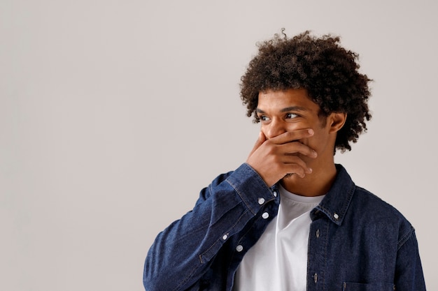 Foto gratuita hombre de tiro medio con peinado afro