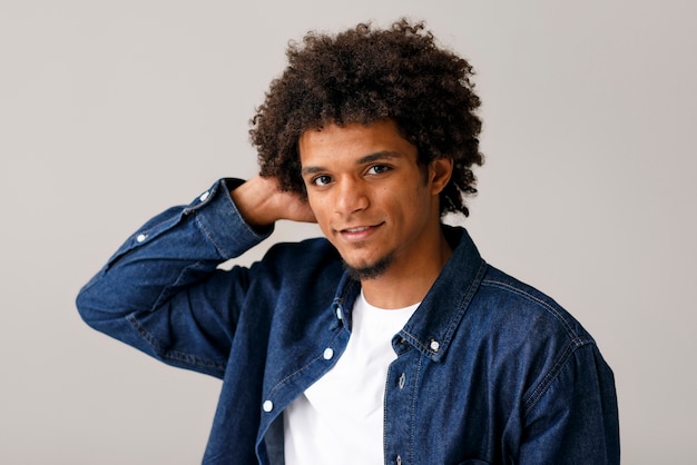 Foto gratuita hombre de tiro medio con peinado afro