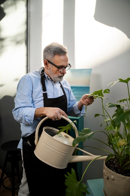 Foto gratuita hombre de tiro medio pintando acuarelas