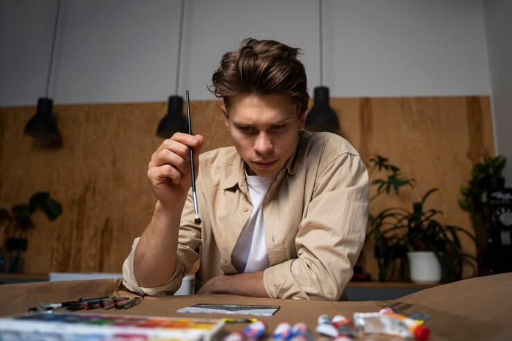 Foto gratuito hombre de tiro medio pintando acuarelas