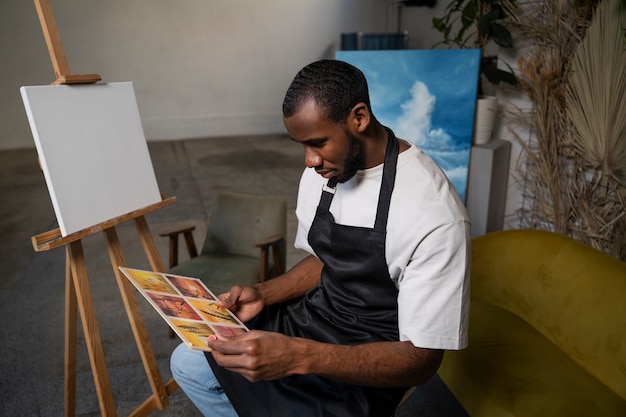 Hombre de tiro medio pintando acuarelas