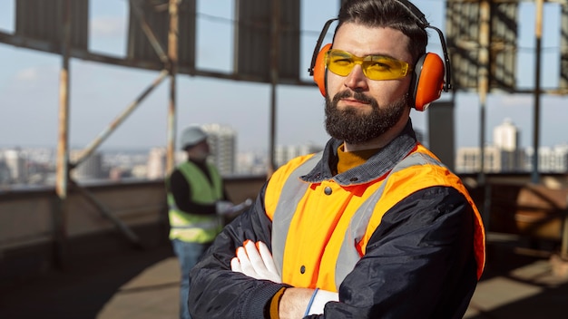 Foto gratuita hombre de tiro medio posando con equipo