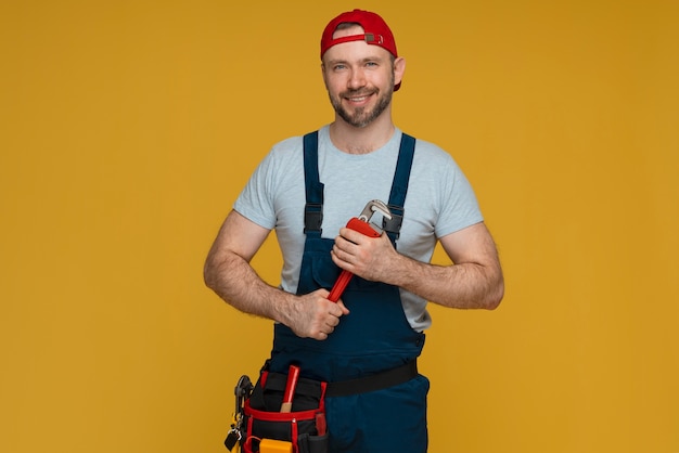 Foto gratuita hombre de tiro medio posando en estudio