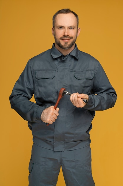 Foto gratuita hombre de tiro medio posando en estudio