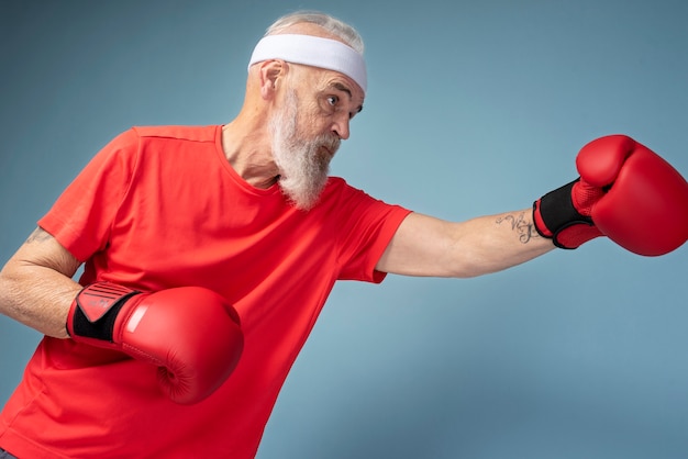 Hombre de tiro medio posando con guantes