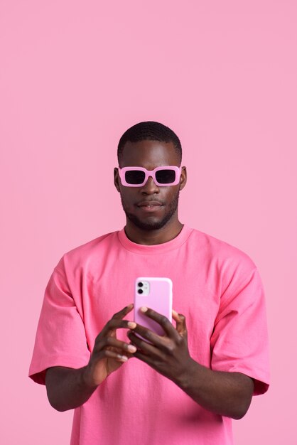 Hombre de tiro medio posando con traje rosa.