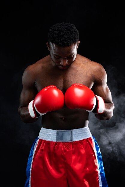 Hombre de tiro medio practicando boxeo