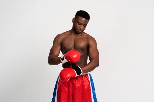 Hombre de tiro medio practicando boxeo