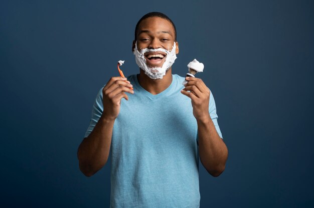 Foto gratuita hombre de tiro medio con productos de afeitado