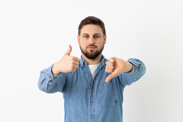 Hombre de tiro medio que expresa acuerdo y desacuerdo.