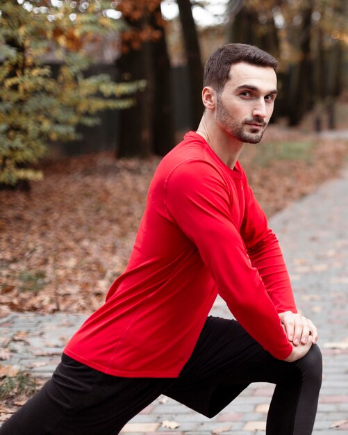 Foto gratuita hombre de tiro medio que se extiende en la naturaleza