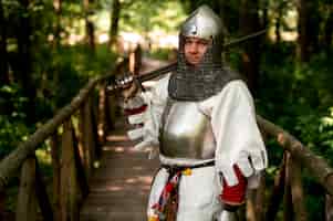 Foto gratuita hombre de tiro medio que se hace pasar por un soldado medieval