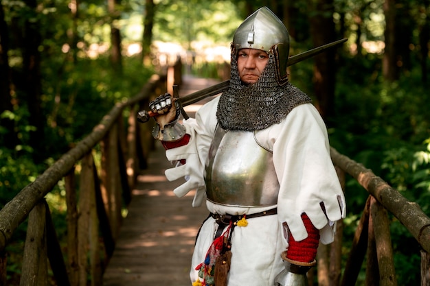 Hombre de tiro medio que se hace pasar por un soldado medieval