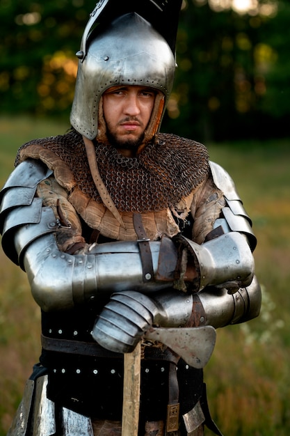 Hombre de tiro medio que se hace pasar por un soldado medieval