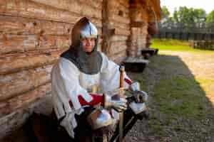 Foto gratuita hombre de tiro medio que se hace pasar por un soldado medieval