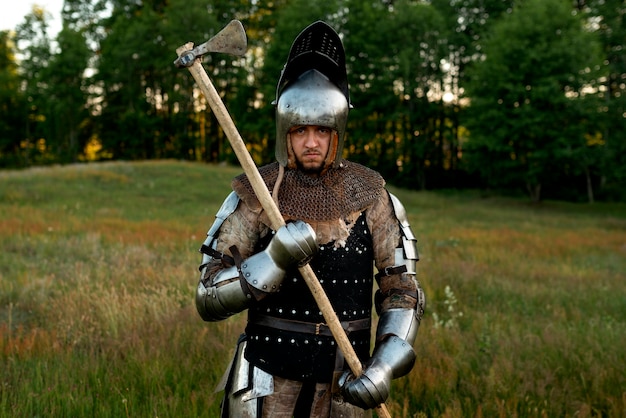 Hombre de tiro medio que se hace pasar por un soldado medieval