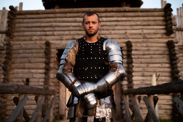 Hombre de tiro medio que se hace pasar por un soldado medieval