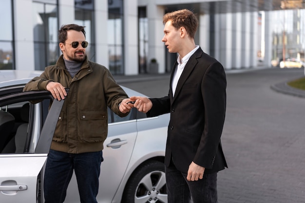 Foto gratuita hombre de tiro medio que trabaja como valet