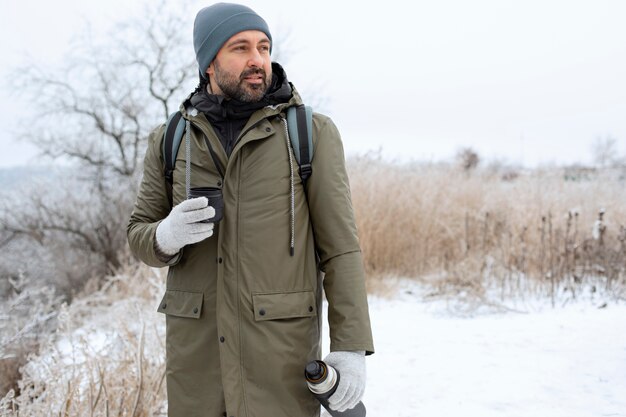 Hombre de tiro medio que viaja en invierno