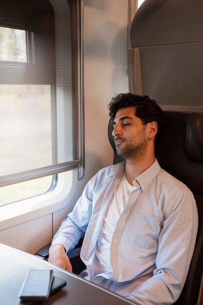 Hombre de tiro medio que viaja en tren