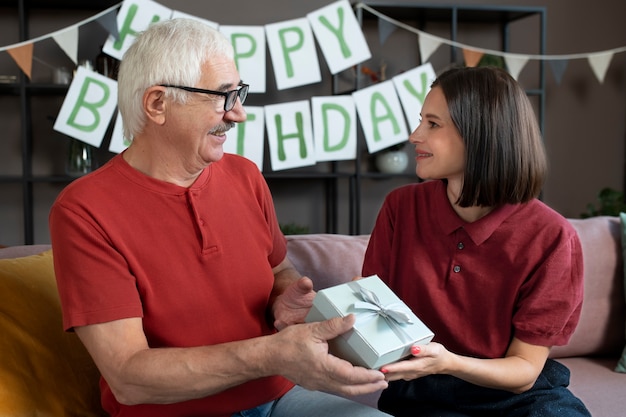 Foto gratuita hombre de tiro medio recibiendo regalo