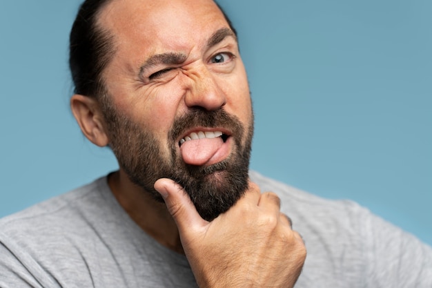 Foto gratuita hombre de tiro medio sacando la lengua