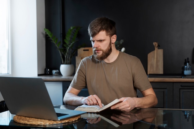 Hombre de tiro medio con la sagrada biblia.