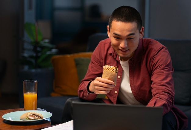 Foto gratuita hombre de tiro medio con sándwich envuelto en papel