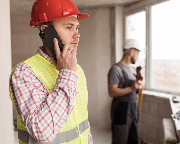 Hombre de tiro medio con smartphone