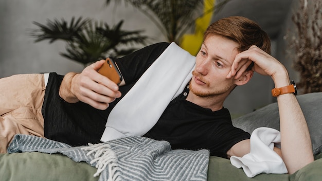 Hombre de tiro medio con smartphone