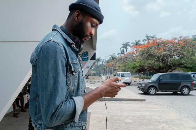 Foto gratuita hombre de tiro medio con smartphone